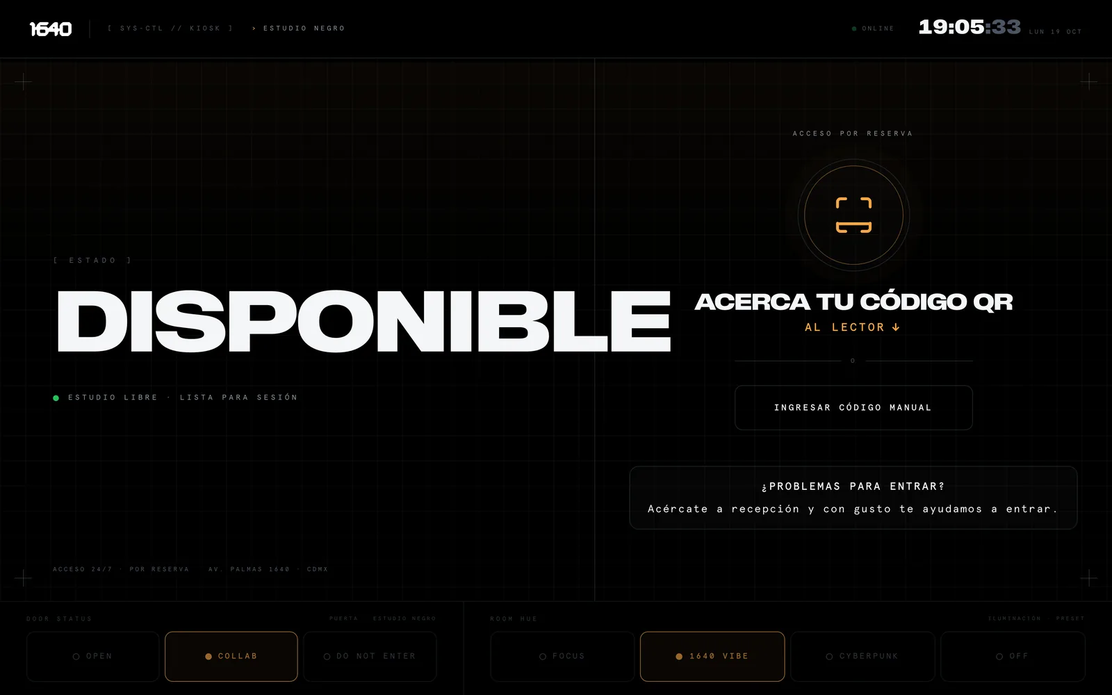 Kiosko de acceso de una sala, en negro, pidiendo acercar el código QR