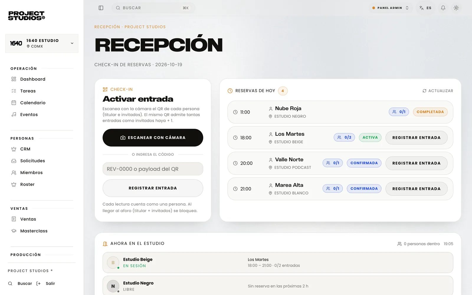 Pantalla de recepción con el check in por QR y la lista de reservas del día